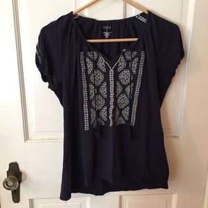 Blue and white embroidered tee